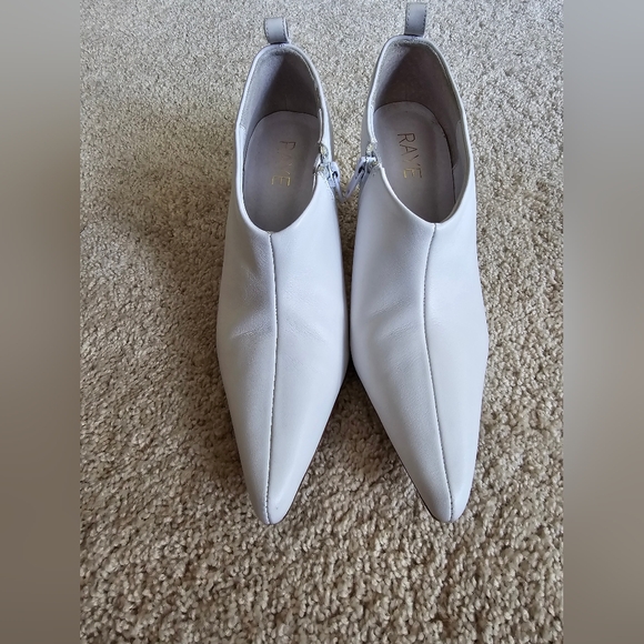 Raye women's white leather heels pointed toe low booties side zip sz 7 - Picture 8 of 13